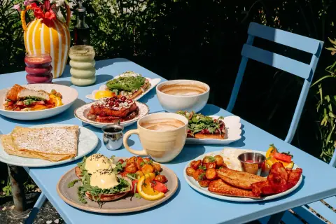 Colourful plates on the terrace
